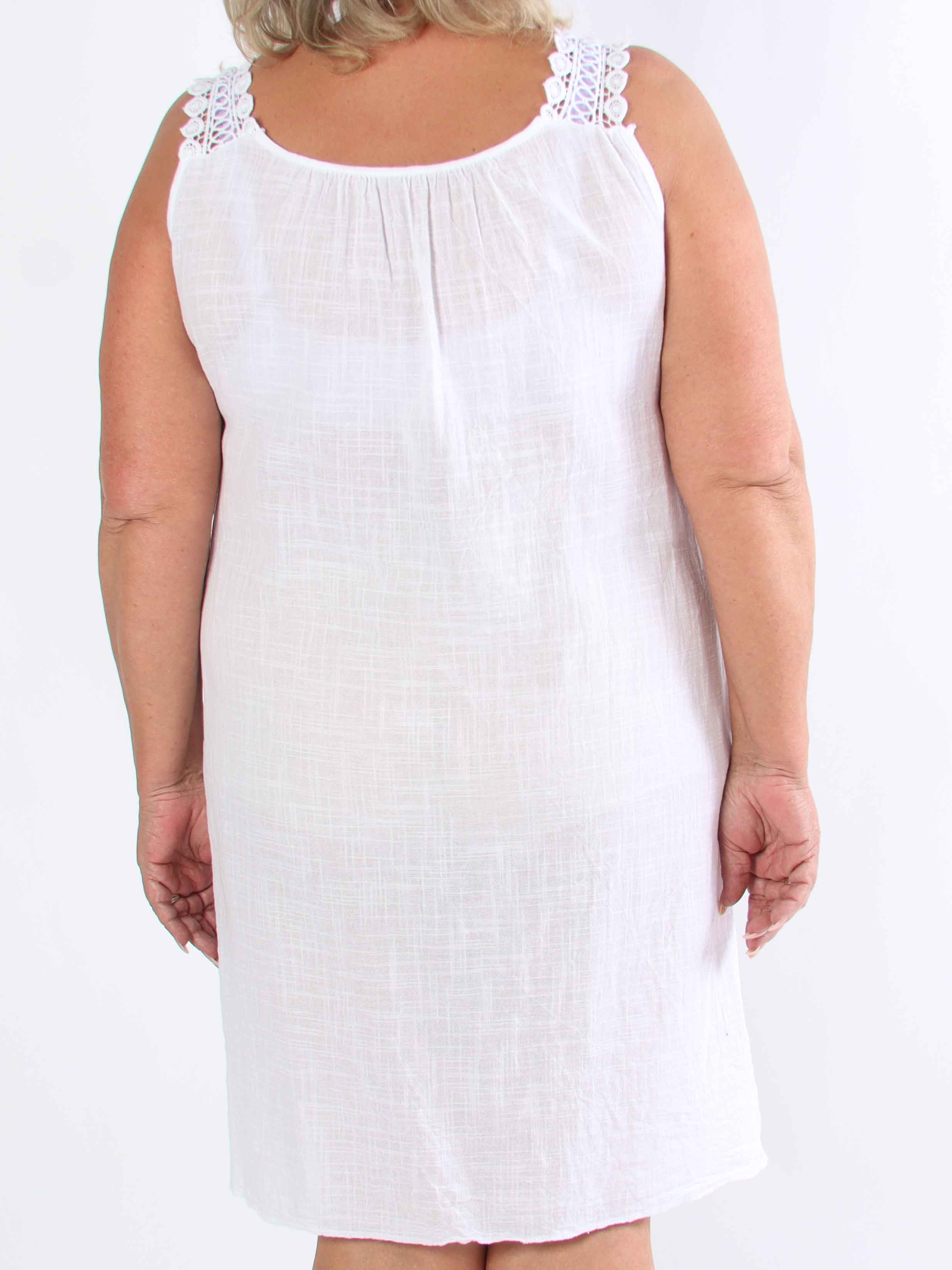 Zella - Söt bomullsklänning i plusstorlek med broderade band